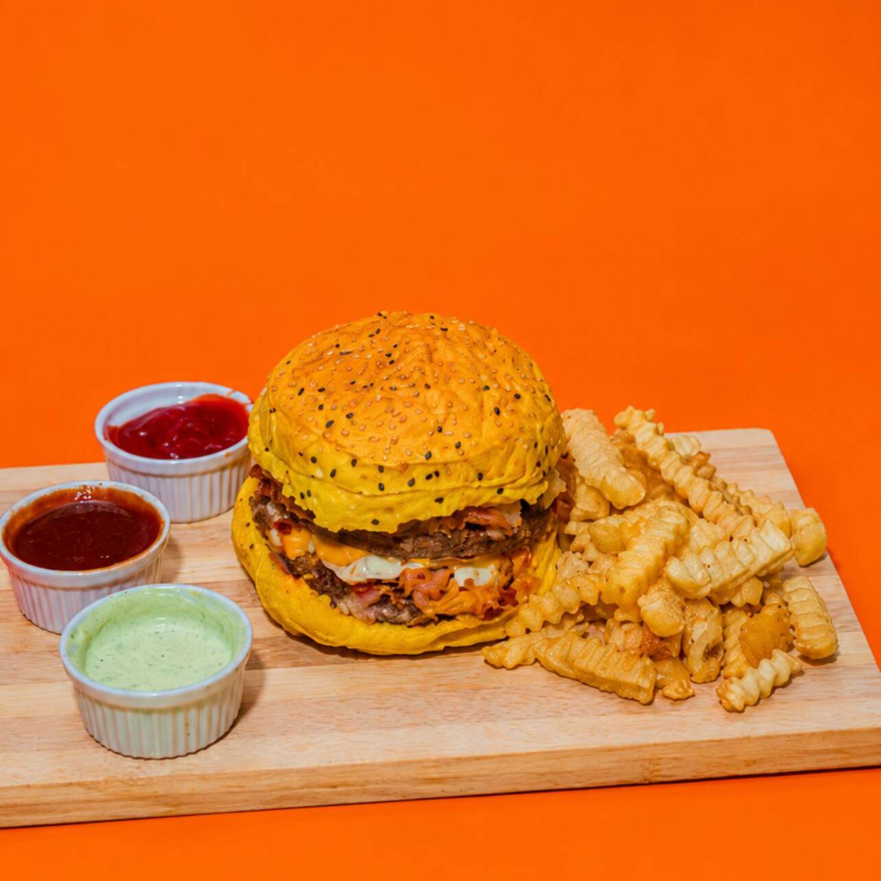 Combo Hulk – Esmaga a fome! Hambúrguer Hulk cheio de sabor Batata frita crocante Coca-Cola 350ml bem gelada