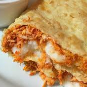 Pastel de frango com cheddar. Massa crocante e bem recheada!!