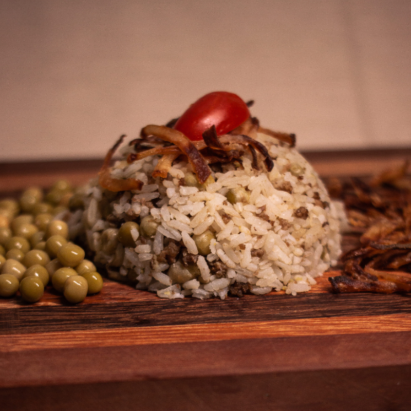 Arroz temperado com carne moída, ervilha e especiarias árabes.