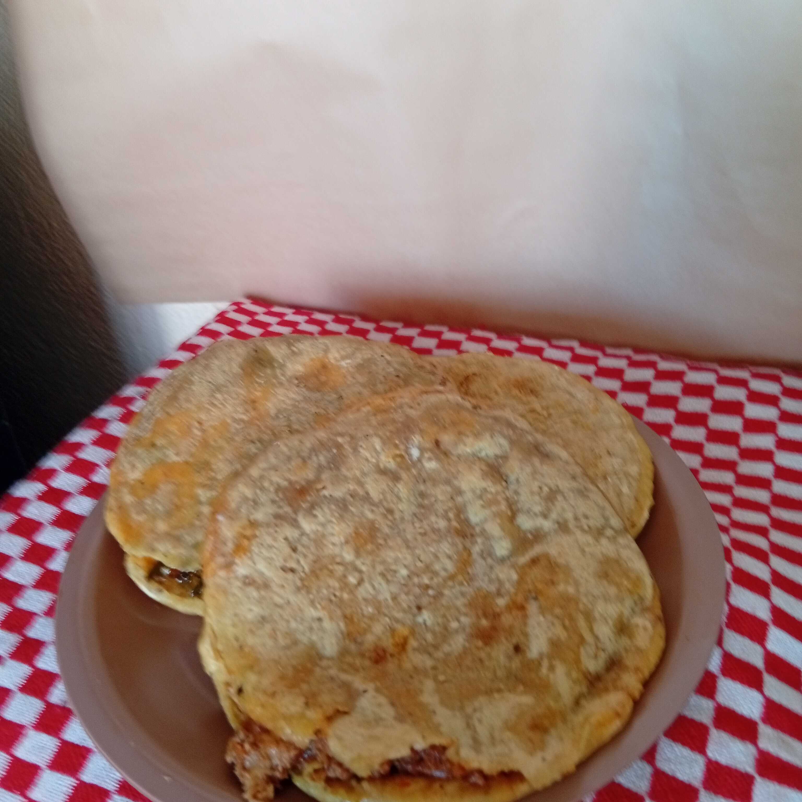 Gordita de Huevo Rojo con Frijoles