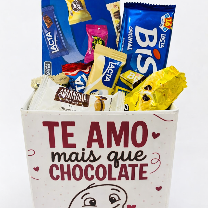 Linda caixa decorada contendo uma caixa de bombom Lacta ou Nestlé e uma caixa de Bis.