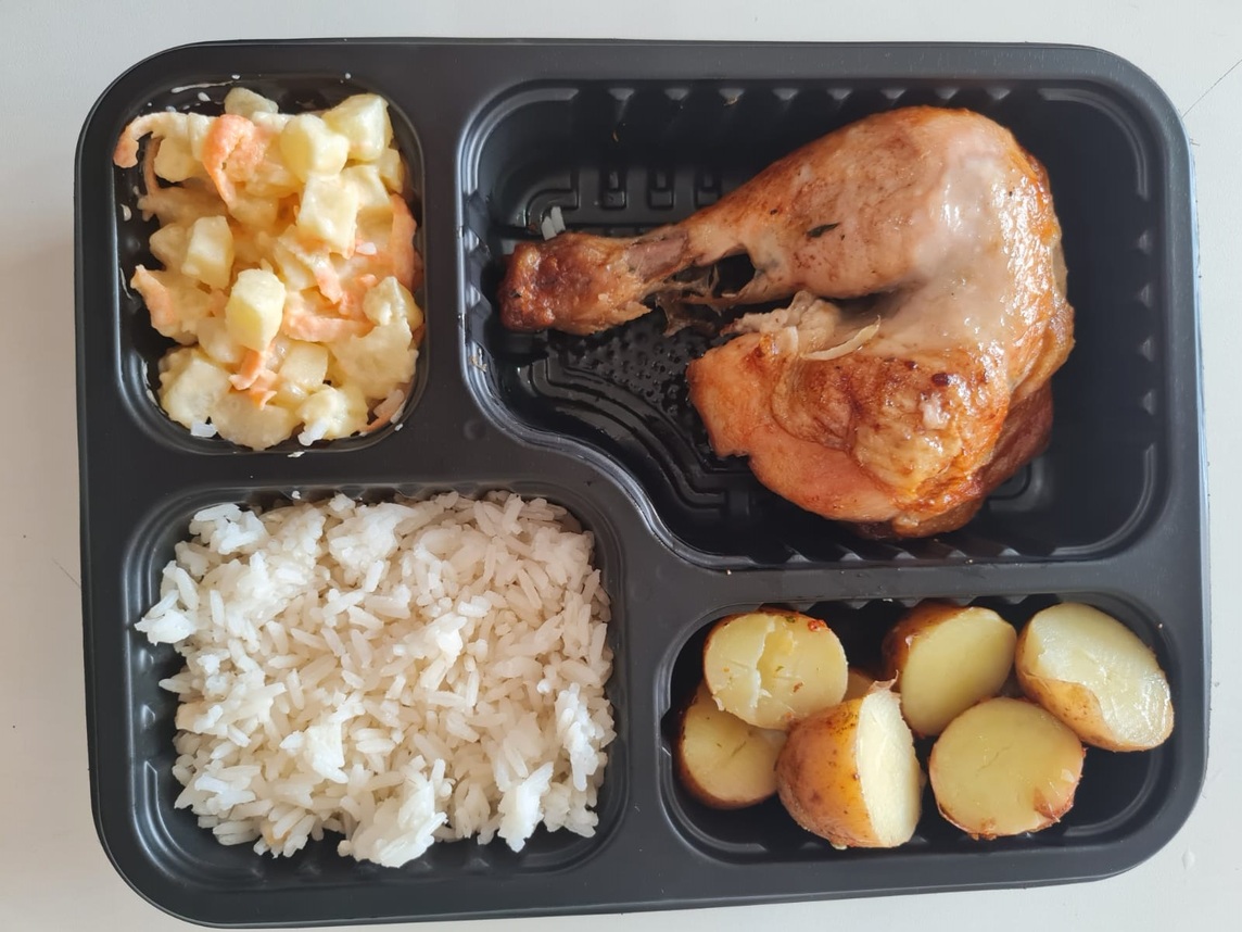 O almoço perfeito! Coxa e sobrecoxa assadas, douradas, acompanhadas de arroz branco soltinho, batatas coradas, uma farofinha crocante cheia de sabor 30g e Maionese de batata com cenoura e Hellmann's. Refeição individual bem servida e saborosa.