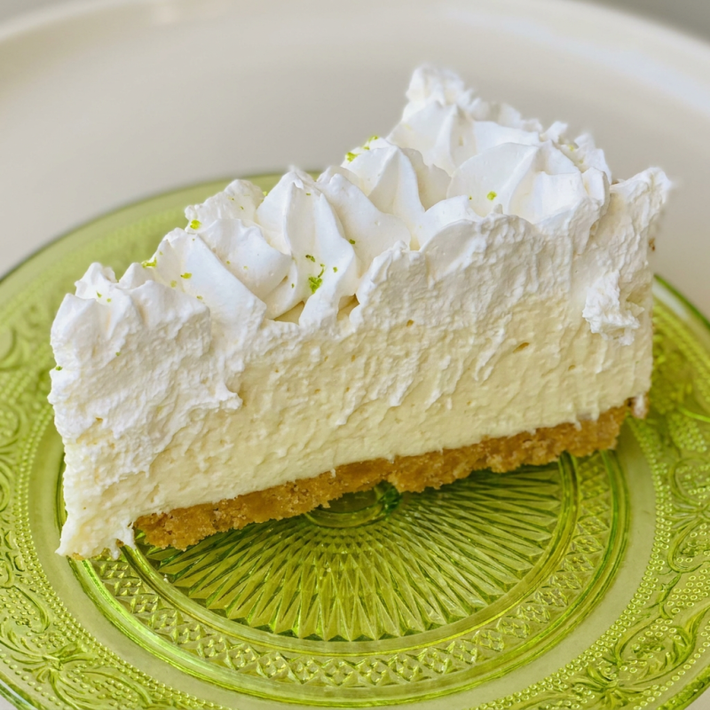 Deliciosa e irresistível Torta de Limão, preparada seguindo uma receita tradicional. Esta sobremesa é carinhosamente coberta com um leve e cremoso Chantilly, adicionando uma textura suave que contrasta perfeitamente com a acidez da fruta. Adornada com raspas de Limão, que incrementam a apresentação do prato e intensificam o sabor cítrico, proporcionando uma experiência gastronômica equilibrada e refrescante. Ideal para paladares que apreciam a combinação de doce e azedo, esta torta da categoria 'Bolos & Tortas' é uma verdadeira tentação.