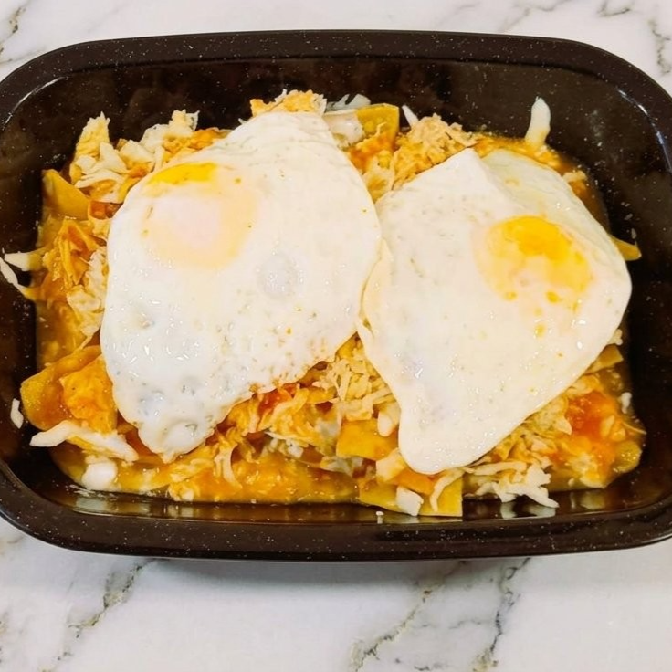 Chilaquiles con Huevo + Agua de Jamaica 500 Ml
