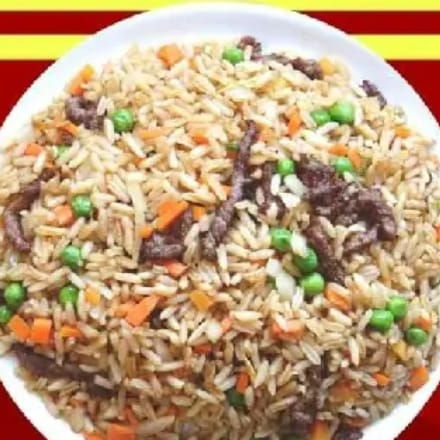 arroz com carne bovina desfiada, ovo mexido, cebola picada, cenoura picada, ervilha com um toque de molho shoyo.