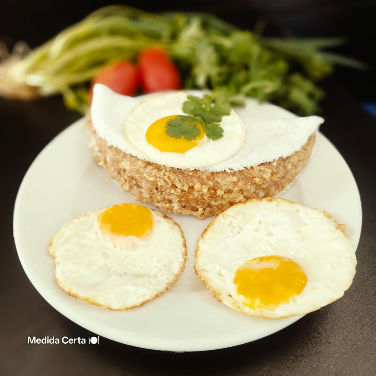 Tapioca surpresa o Gladiador Feita com a goma do Norte, original, branquinha e ligadinha, firme como muralha e leve como vento. Dentro dela, repousa o ovo frito na manteiga, de gema dourada como o sol em triunfo, unido ao creme de amendoim — cremoso, intenso, vigoroso. Uma combinação ousada, tão harmoniosa quanto um exército em marcha. Crocância, energia e sabor que erguem o espírito e sustentam a jornada.