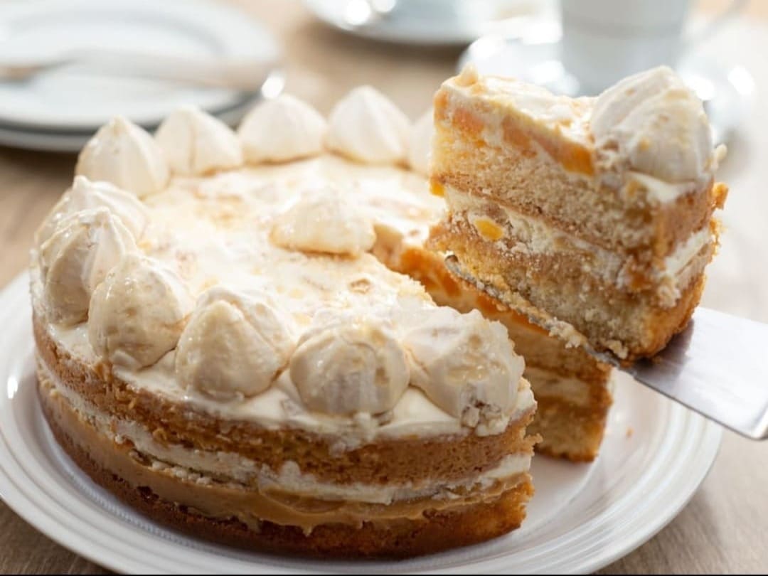 Rende de 08 a 10 fatias. Pesa aprox. 1kg. Vendida congelada, descongelar por 3 horas em temperatura ambiente antes de consumir. Contém ou pode conter glúten, leite e ovos. Conservar refrigerada, não recongelar. Consumir em até 3 dias.
Nossa Torta Uruguaia é a celebração do doce de leite em sua forma mais nobre e intensa com uma cremosidade densa que preenche cada canto da boca junto às notas de pêssego. É uma sobremesa robusta e profundamente saborosa feita para quem aprecia a doçura raiz e a