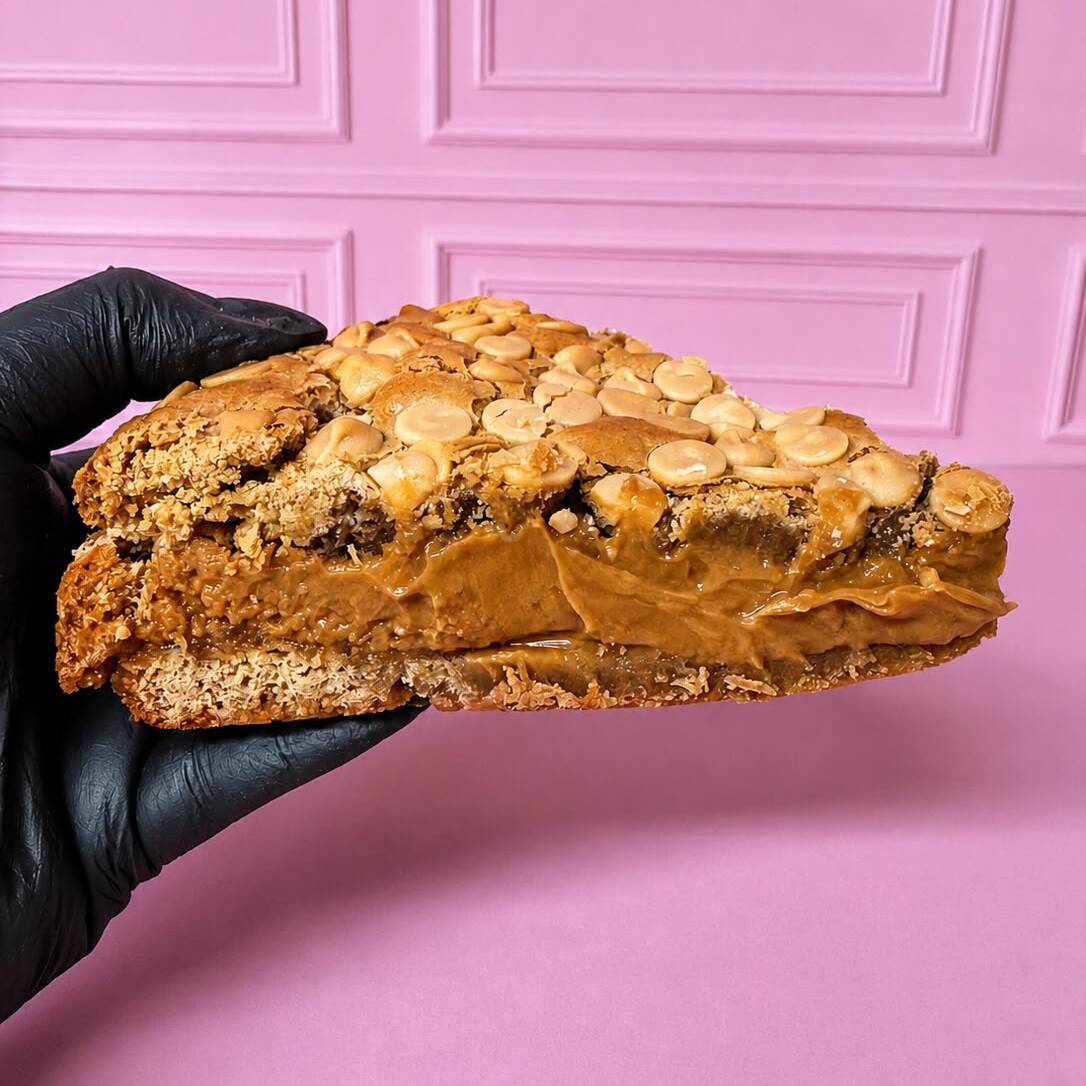 Massa de baunilha com gotas de chocolate branco, recheada com autêntico doce de leite argentino. Cremosa, equilibrada e irresistível.