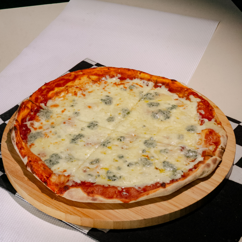 A união perfeita de quatro queijos no tamanho brotão: Mussarela, Provolone, Parmesão e Gorgonzola. Uma combinação cremosa e saborosa, com o equilíbrio ideal entre suavidade e intensidade.