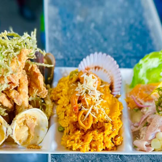 Trío: Ceviche Mixto, Arroz Fav. y Chicharrón Mixto