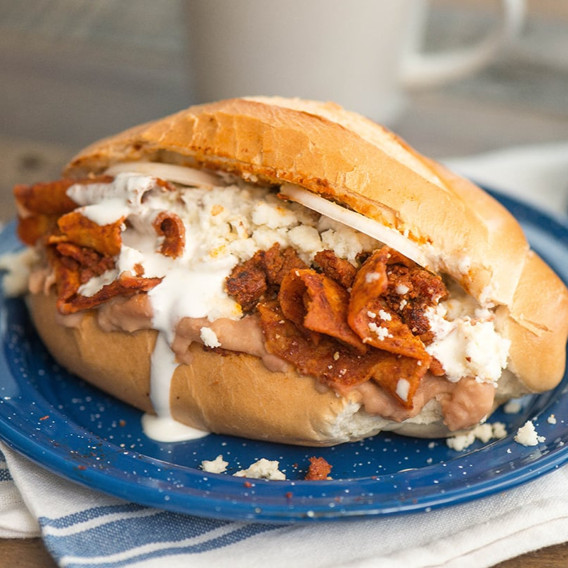 Torta de Chilaquiles Rojos