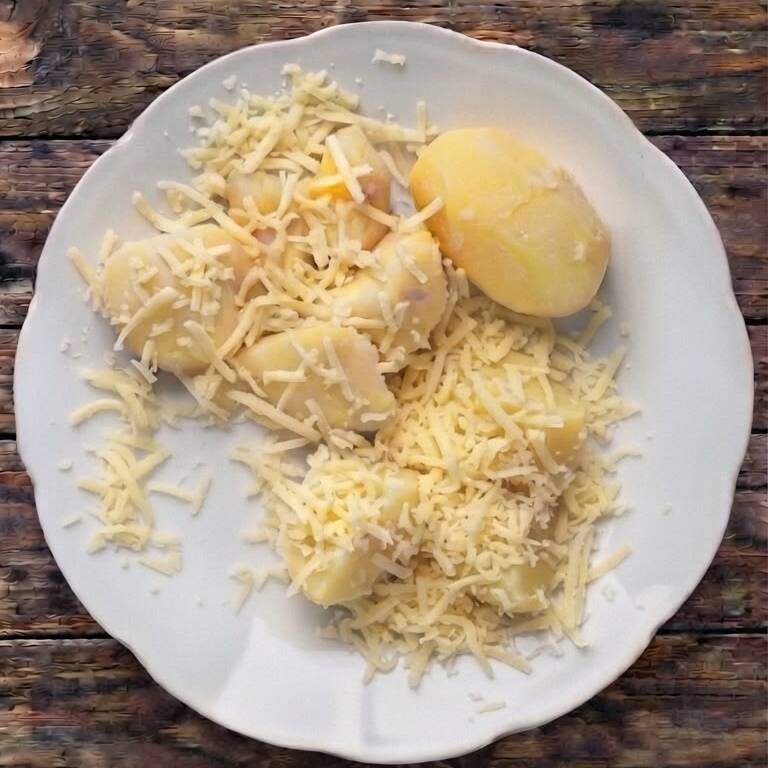 Papa Cocida con Queso Rayado