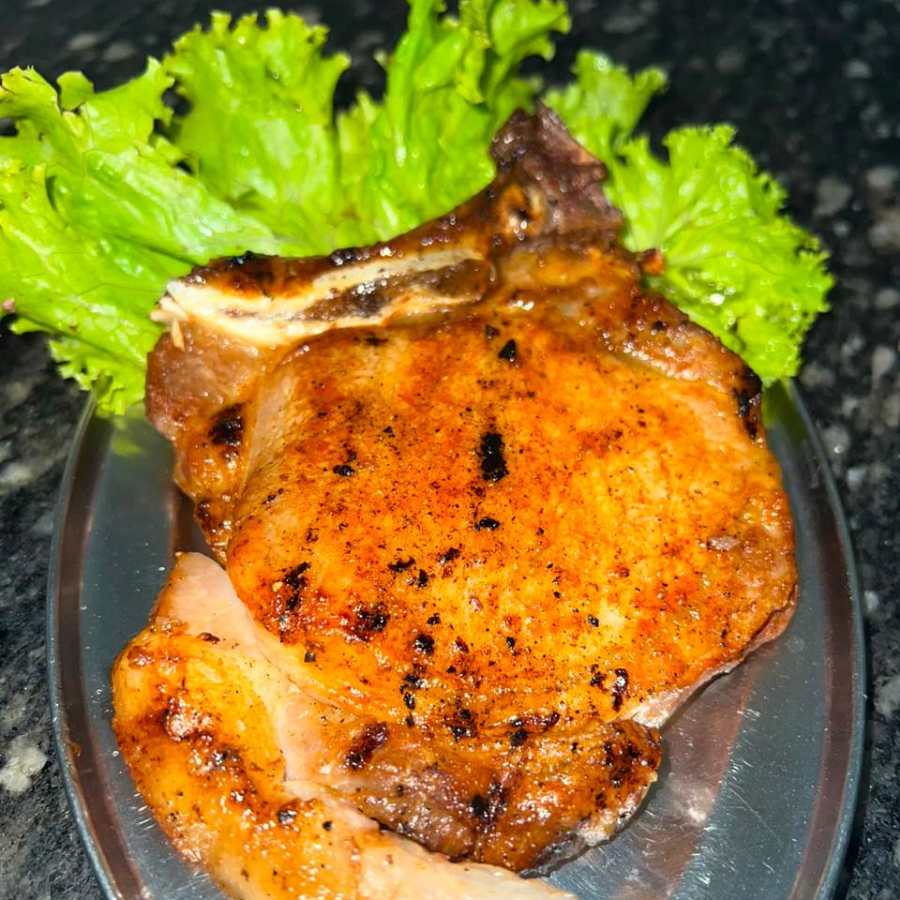 1 fatia de bisteca suína. Acompanhamentos: feijão tropeiro, arroz branco, macarrão, salada mista (2 opções). Serve 1 pessoa.
