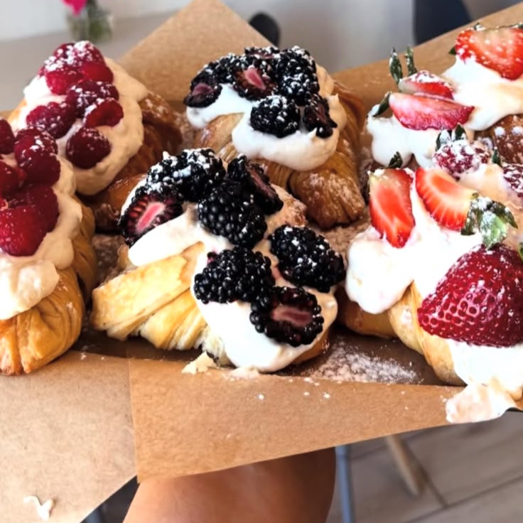 Croissant Relleno de Queso Crema y Frutas