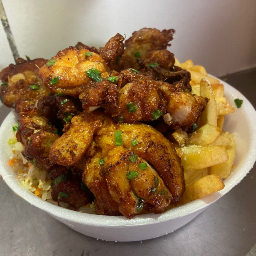 Acompanha: deliciosos pedaços de frango com osso, arroz shop suey, batata frita..