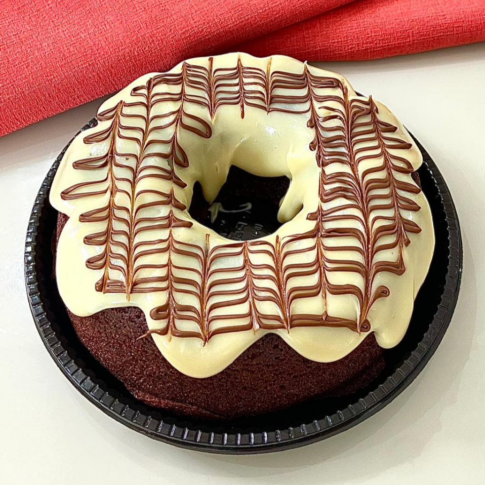 Massa fofinha e saborosa de chocolate, com cobertura de Ninho e finalizada com Nutella, criando uma combinação irresistível. Uma explosão de sabor que vai conquistar seu coração! Serve até 12 fatias. Aproximadamente 700g.