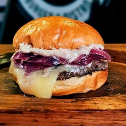 Bacon o sabor da salvação! Feito com um pão brioche tostado e carne 150g grelhada com queijo muçarela, tiras de bacon sequinho e crocante, cebola roxa e a nossa querida maionese caseira.