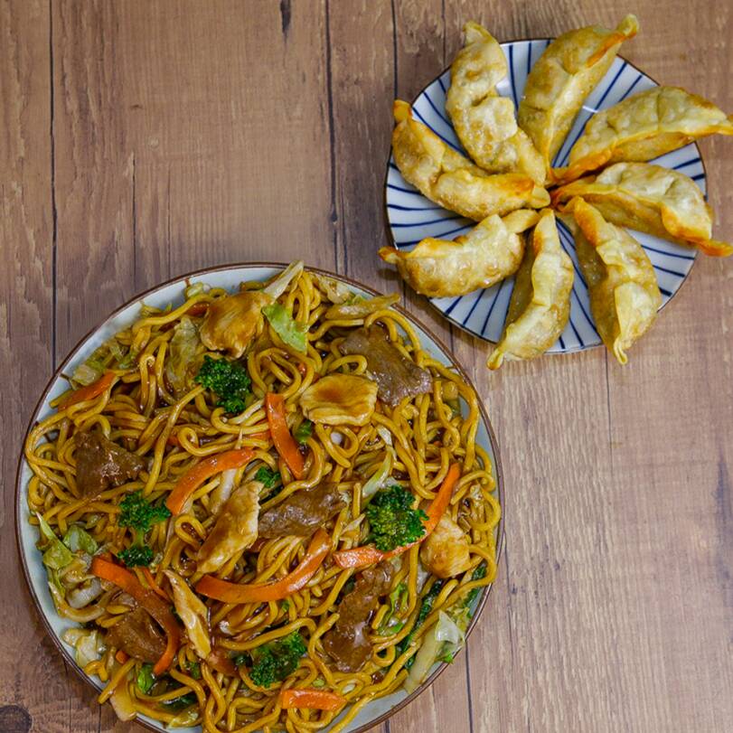 Yakisoba tamanho G (900g): macarrão perfeito, carne e frango suculentos e legumes frescos salteados no wok, tudo regado com nosso molho especial da casa, um blend exclusivo com muito umami. Acompanha 8 un de Guioza bovino com legumes frito, perfeitos para complementar essa experiência oriental. Peça agora e aproveite o melhor yakisoba da região! #Yakisoba #comidaoriental #comidaasiatica #comidachinesa #yakissoba