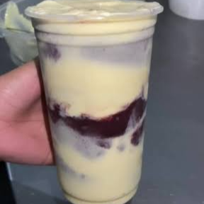 Muuuito Creme de ninho, granola, leite em pó e leite condensado.