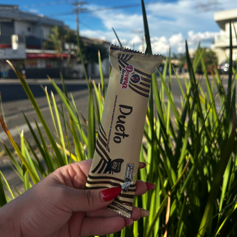 sorvete de chocolate, com casquinha de chocolate branco