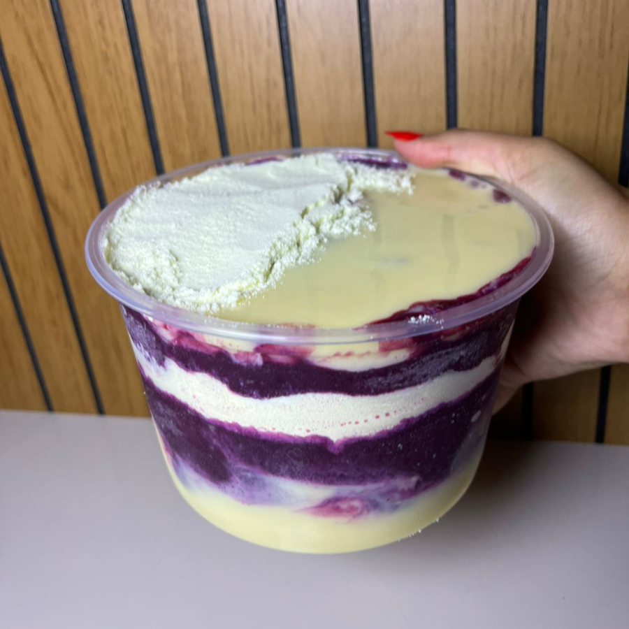 Açaí puro de 1000 ml, cremoso e geladinho, combinado com leite em pó e leite condensado, trazendo o sabor tradicional que todo mundo ama.