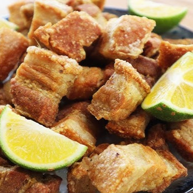 Torresmo crocante, uma iguaria irresistível que traz o sabor tradicional e a textura perfeita para acompanhar qualquer ocasião.