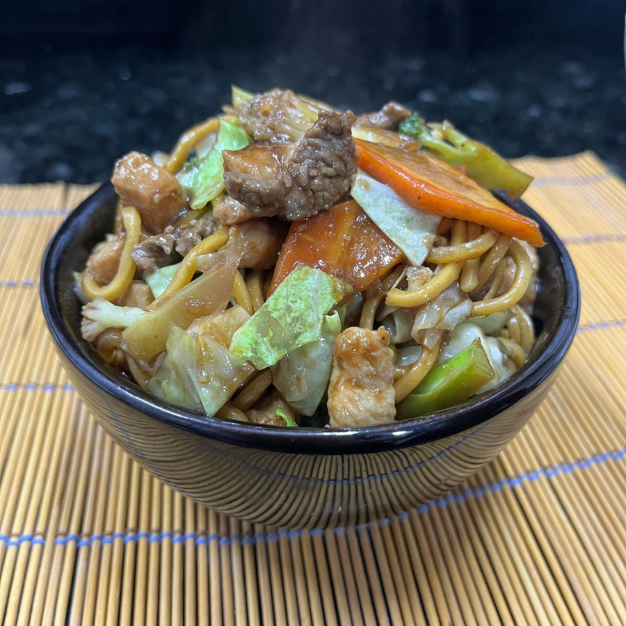 Macarrão, brócolis, couve flor, cenoura, e carne bovina.