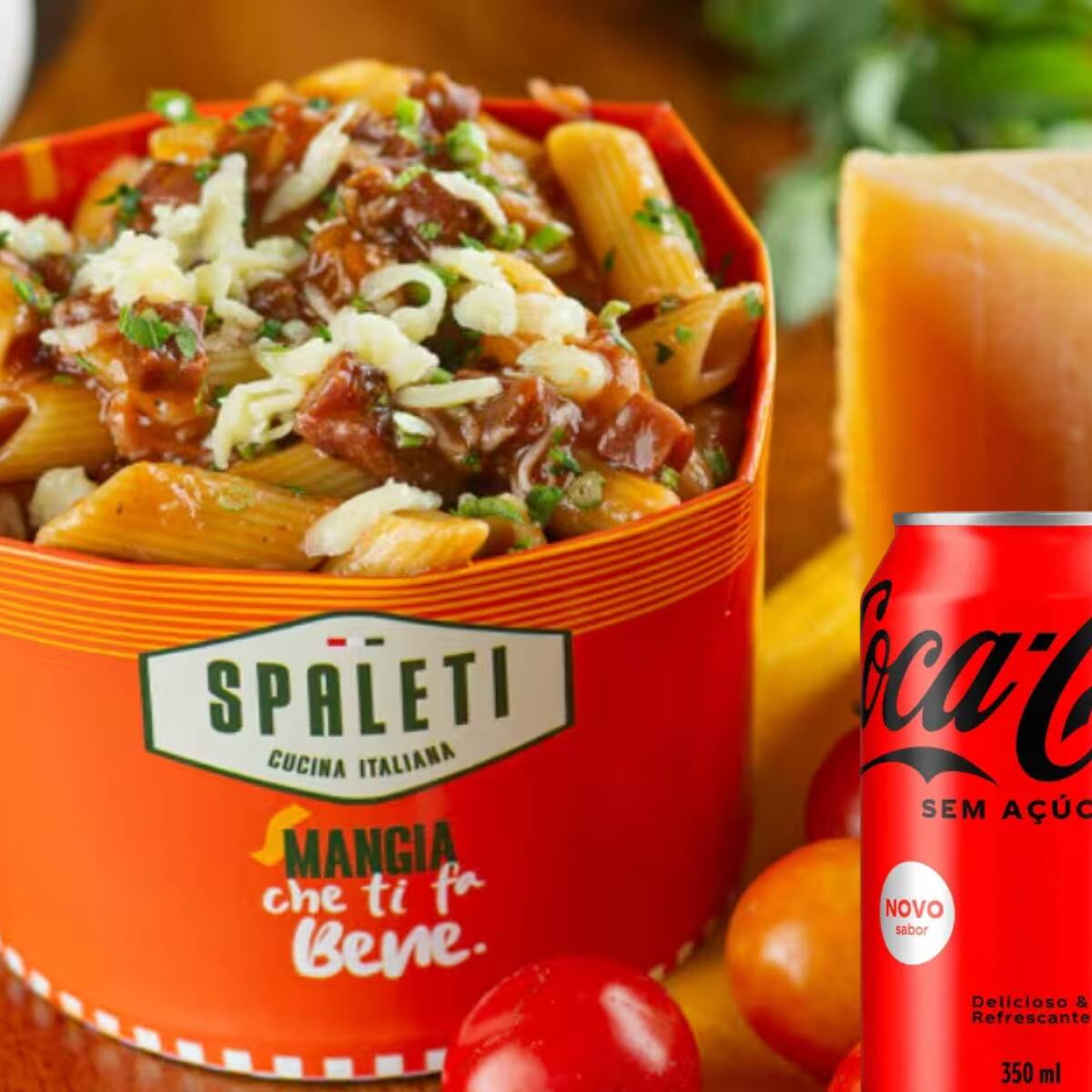 Penne ao molho de tomate caseiro, com bacon crocante, presunto e queijo muçarela. Finalizado com cheiro verde fresco para um toque de sabor inigualável. Essa combinação vai te conquistar!