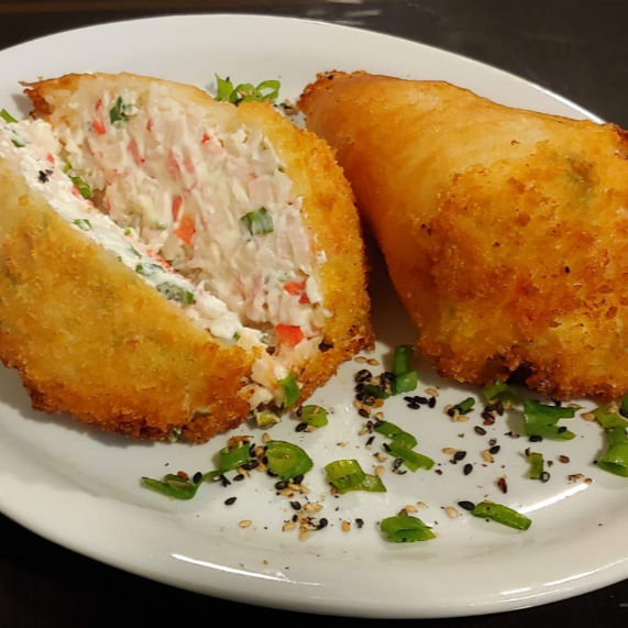 Envolvido na massinha de harumaki recheio de creme chesse com kani e camarão