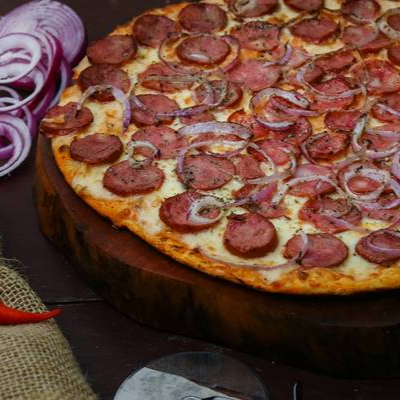 Molhe de tomate, queijo mussarela, calabresa fatiada, cebola roxa e orégano.