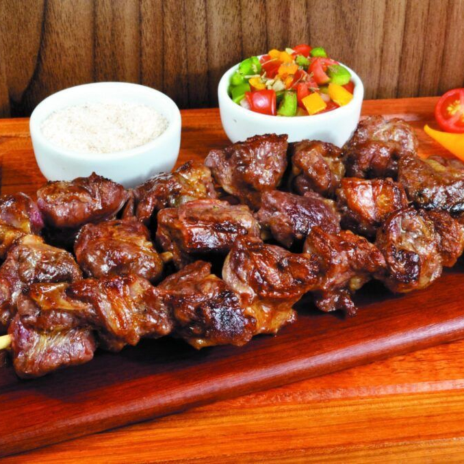 🔥🍢 Espetinho de picanha no ponto perfeito! Macia, suculenta e cheia de sabor 😋 Acompanhada de farofa crocante e vinagrete fresquinho pra deixar tudo ainda melhor! 🤍🔥