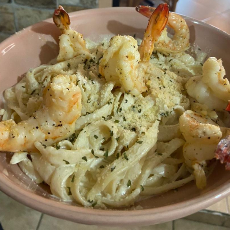 Fetuccini Alfredo con Camarón
