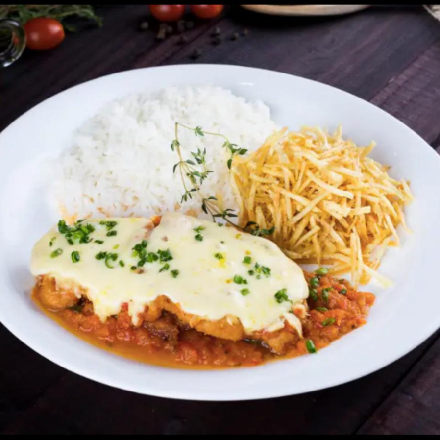 Delicioso filé mignon á parmegiana com acompanhamento a escolher entre nhoque caseiro, talharim ou batata palha caseira