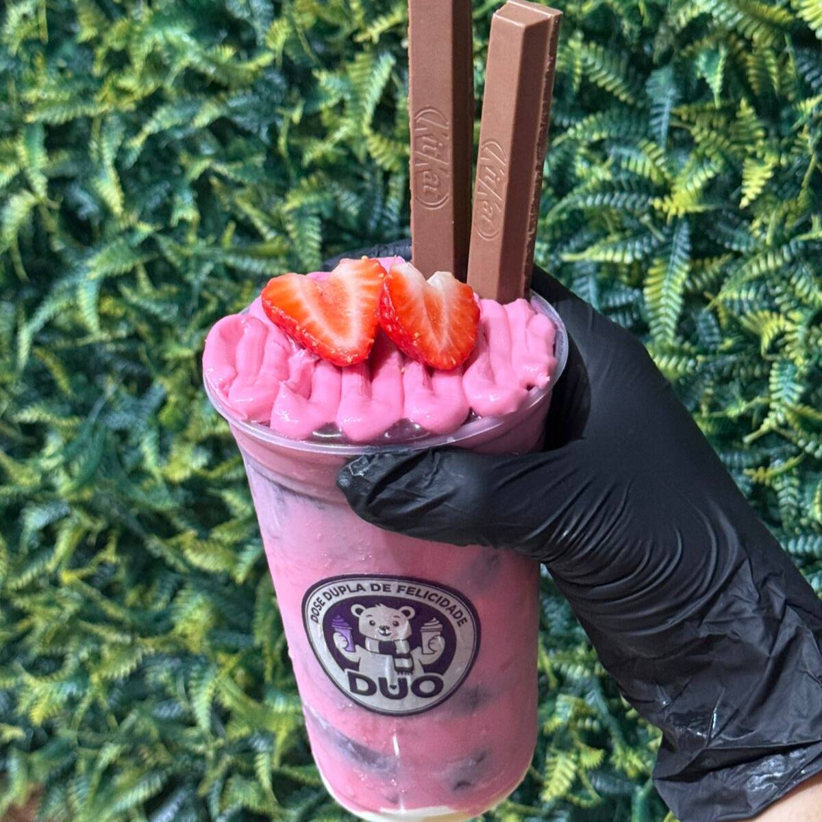 NOVO - Açaí Trufado Sensação 500ml (promoção de lançamento)
Açaí super cremoso com bastante creme de morango (100g), leite condensado, leite em pó, morangos frescos e pedaços de KitKat. Uma combinação perfeita entre chocolate e morango que fica simplesmente absurda de gostosa. Esse é daqueles que surpreende na primeira colher!