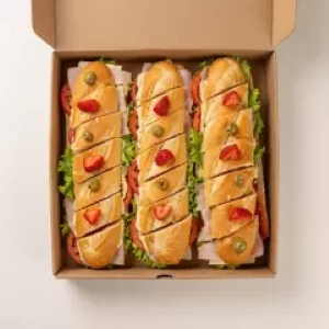 Pão francês de Metro, Recheado com: Peito de Peru Defumado, Cenoura Ralada, Mussarela de Búfala, Requeijão, Tomate e Alface. Com aproximadamente de 20 a 22 Pedaços! Entregue em uma Caixa Quadrada. O prazo das entregas dos Lanches de Metro é aproximadamente 2 horas. Os lanches de Metro não seguem o prazo padrão de entrega.