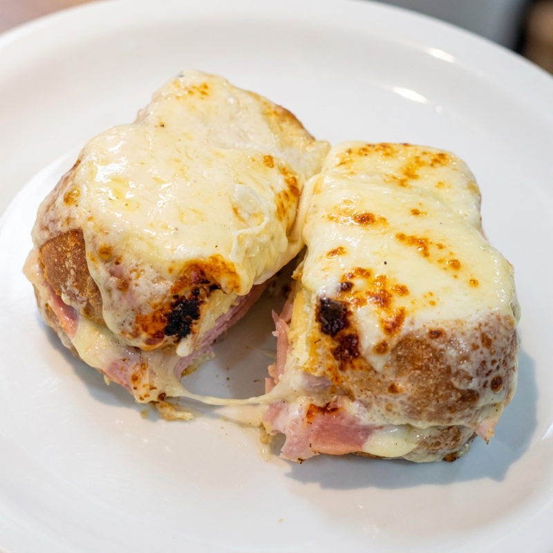 Nosso sanduiche Croque Monsieur é uma delicia, ele tem em sua receita, queijo mozarela, presunto e um molho bechamel que faz toda diferença.