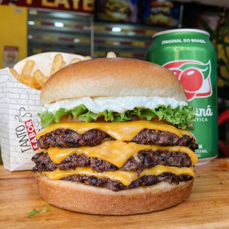 Você vai adorar essa experiência única de sabor !
Smash Triplo (Pão Brioche , 3 carnes Artesanal 60g , 3 queijo prato , Tomate , alface , picles , cebola picadinha e nossa deliciosa maionese caseira .) + Batata 80g + antártica Lata .