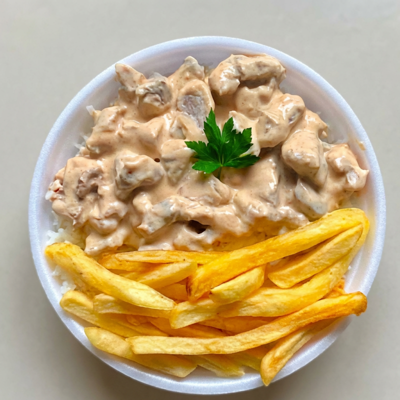 Marmita Strogonoff com cubos de frango ao molho tradicional (catchup, motarda e creme de leite). Acompanha arroz e batata Frita Marmita quentinha, Marmita para uma pessoa de 450g. Foto da marmita