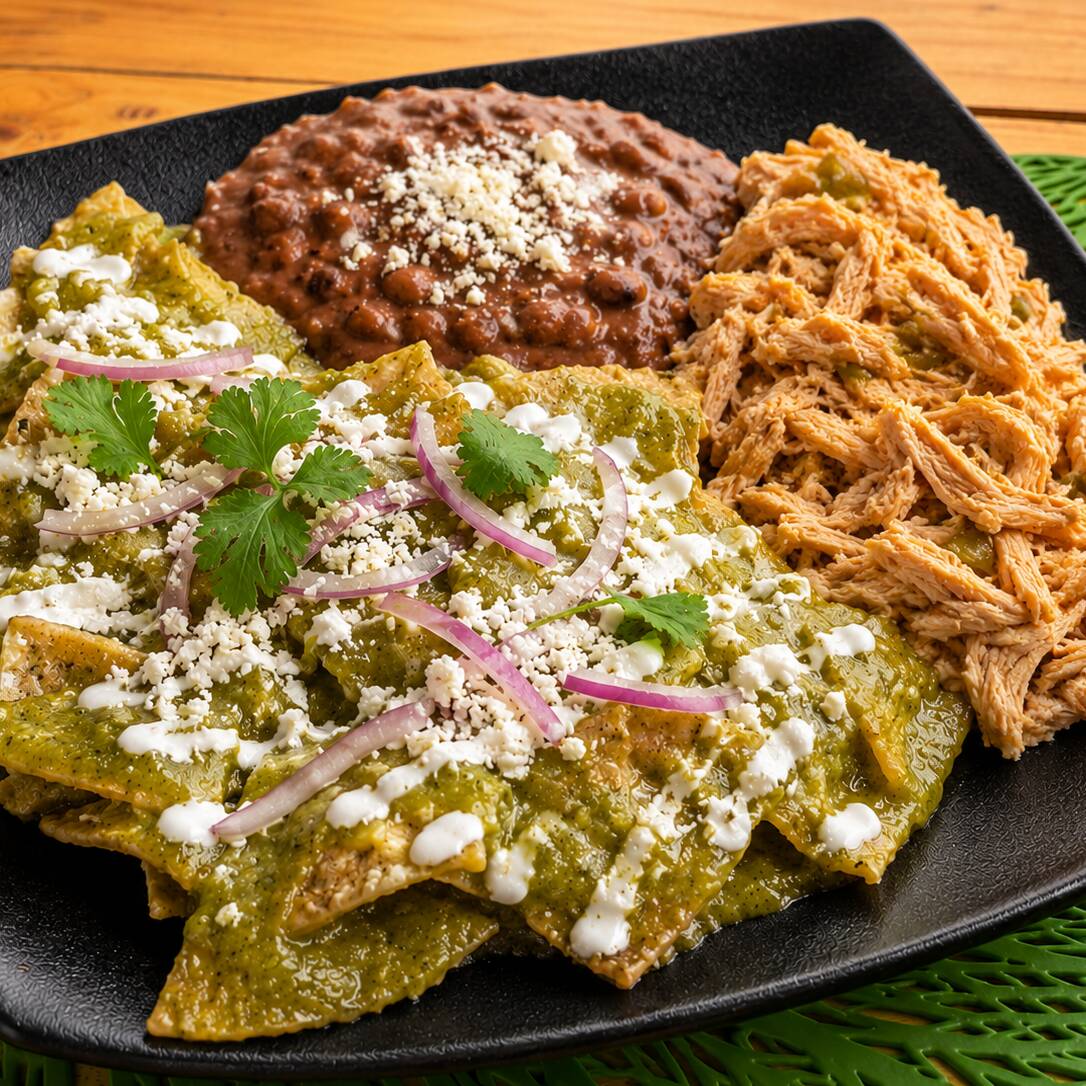 Chilaquiles Verdes con Pollo Desmenuzado.