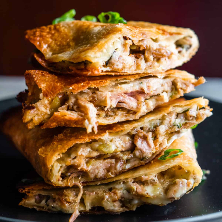 6 pedaços de tortillas de trigo tostadas e recheada com pernil desfiado, queijo e barbecue para finalizar.