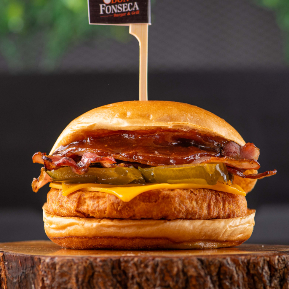 Hambúrguer de frango, queijo, bacon crocante, picles e molho barbecue de goiabada.