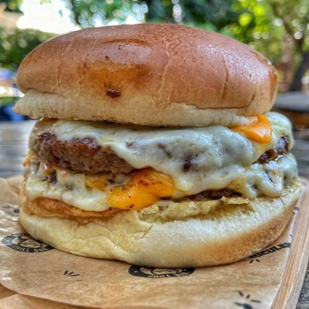 Pão brioche, 2 burgers 140g, 2 mix de queijos cheddar e mussarela e maionese defumada
