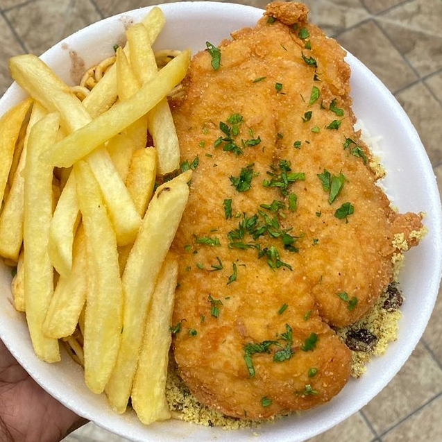 Filé de frango empanado, dourado e crocante.
Acompanha: arroz branco, feijão, macarrão, farofa e batata frita ou salada verde (à escolha do cliente).
Observação: Caso prefira salada verde no lugar da batata frita, informe nas observações do pedido.