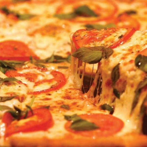 MUSSARELA, MOLHO AO SUGO, TOMATE FRESCO E LAMINADO, MANJERICÃO E ORÉGANO