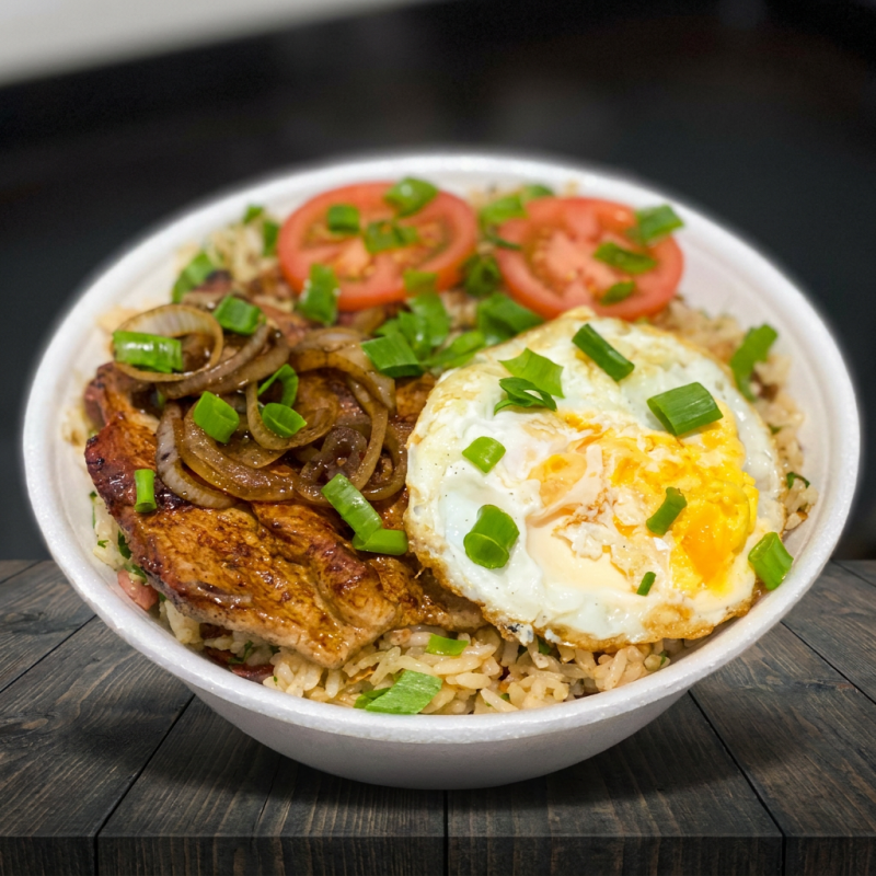 Arroz, feijão, calabresa, bacon, ovo, couve, tomate e bife de pernil.