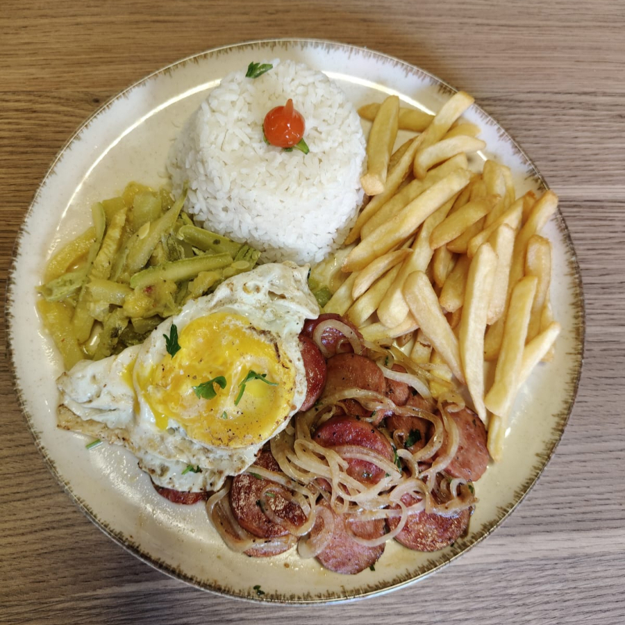 Prato tradicional, com Calabresa acebolada, ovinho frito, arroz, fritas, legumes e o feijãozinho de mamãe separadinho.