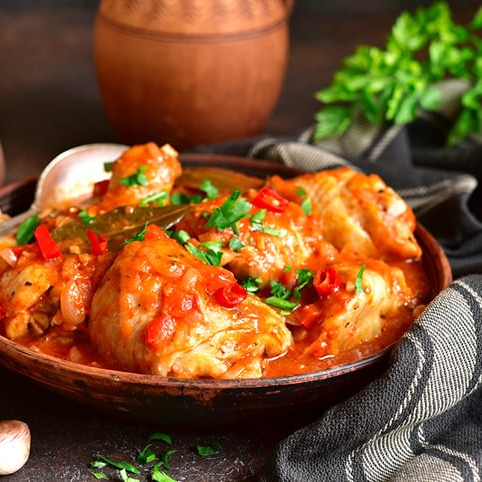 O ChatGPT disse: Filé de frango ao molho suculento, servido com arroz branco soltinho, batatas fritas douradas e um feijão cremoso que traz equilíbrio e sabor caseiro a cada garfada.
