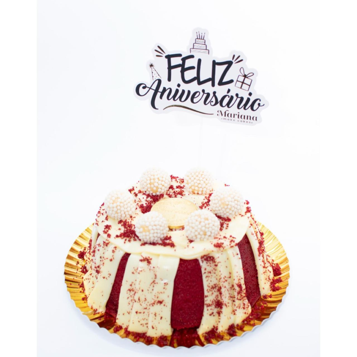 Bolo de 15 cm massa vermelha, cobertura de ninho. Recheio transborda quando o bolo é cortado. Serve em média 8 a 10 fatias. Bolo acompanha vela e plaquinha de feliz aniversário!