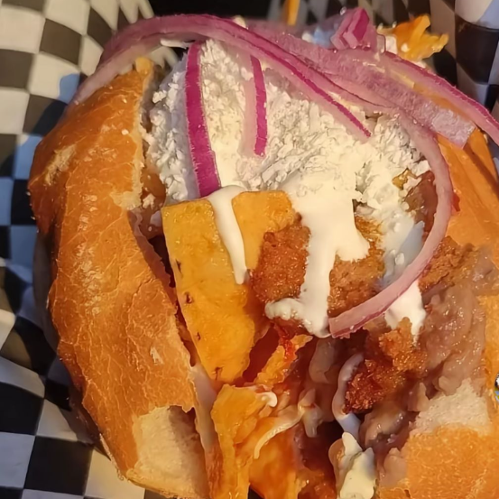 TORTA DE CHILAQUILES ROJOS CON COCHINITA PIBIL