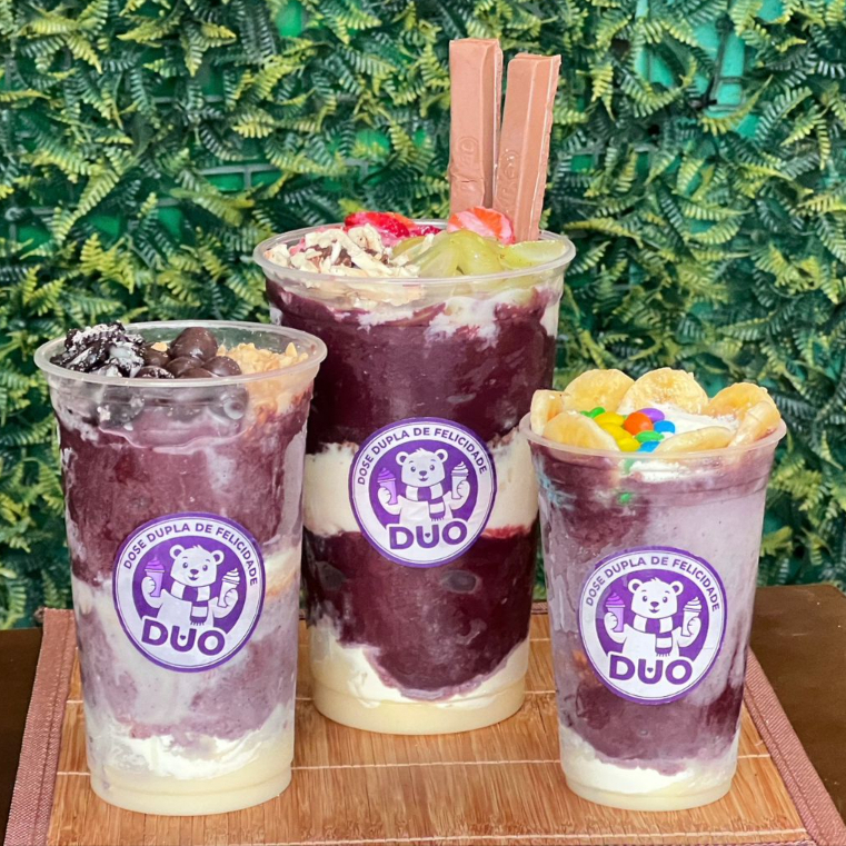 Combo Família - 3 Copos de Açaí
Perfeito pra dividir! O combo vem com 1 copo de 330ml, 1 de 500ml e 1 de 770ml. Você escolhe até 5 acompanhamentos grátis, que serão Iguais nos 3 copos.
Adicionais pagos podem ser incluídos, mas valem para apenas 1 copo. É só informar nas observações qual tamanho vai receber o adicional.